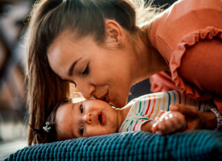 Nacer en tiempos de persecución: la experiencia de madres inmigrantes bajo la nueva Ley OBBB