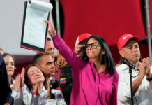 Presidenta encargada firma ley que flexibiliza control estatal de industria petrolera en Venezuela