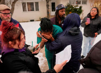Qué saber sobre las órdenes que usan los agentes migratorios de EE. UU. para realizar arrestos