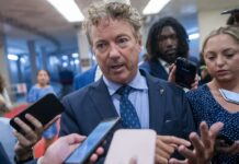 Trump carga contra republicanos que votaron resolución sobre futuras misiones en Venezuela