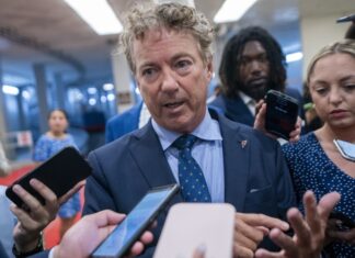 Trump carga contra republicanos que votaron resolución sobre futuras misiones en Venezuela