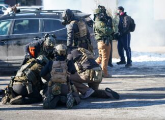 Agentes implicados en tiroteo de mortal de Pretti son puestos en licencia administrativa tiroteo