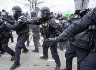 Grupos denuncian el arresto de 100 miembros del clero en protesta contra ICE en Minnesota clero