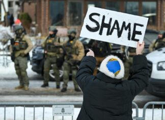 Un agente federal disparó a una persona en la pierna tras ser atacado durante un arresto en Minneapolis, el gobernador pide evitar violencia y recaudar evidencia