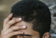 Mientras Trump emprende intervenciones violentas y millonarias en el extranjero para salvar vidas de estadounidenses, cancela millones en fondos federales para prevenir suicidios y sobredosis