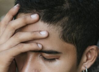 Mientras Trump emprende intervenciones violentas y millonarias en el extranjero para salvar vidas de estadounidenses, cancela millones en fondos federales para prevenir suicidios y sobredosis