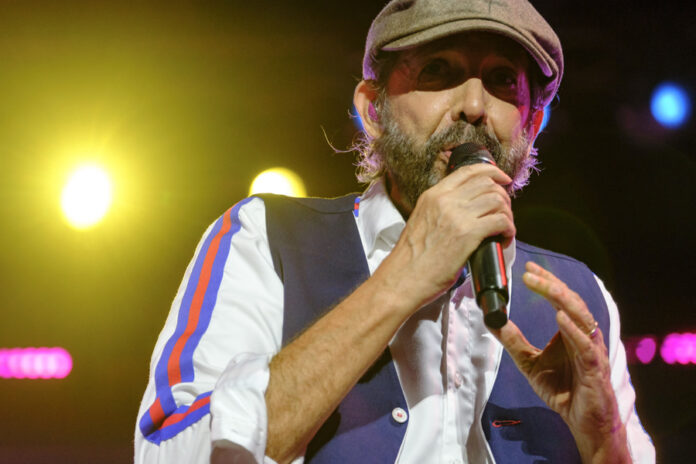 Honran a Juan Luis Guerra por su "invaluable contribución a la proyección" de R.Dominicana Juan Luis Guerra