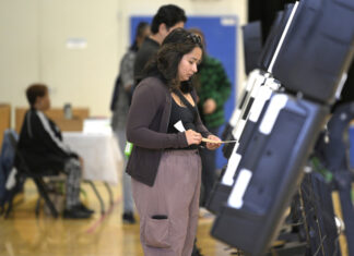 Grupos latinos alertan de exclusión de millones de votantes de minorías con nueva ley votantes