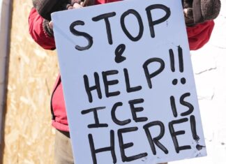 Agentes irrumpen violentamente un hogar con menores en los suburbios de Filadelfia