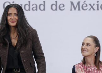 Salma Hayek: «Es momento de contar historias cuando estamos siendo atacados moralmente»