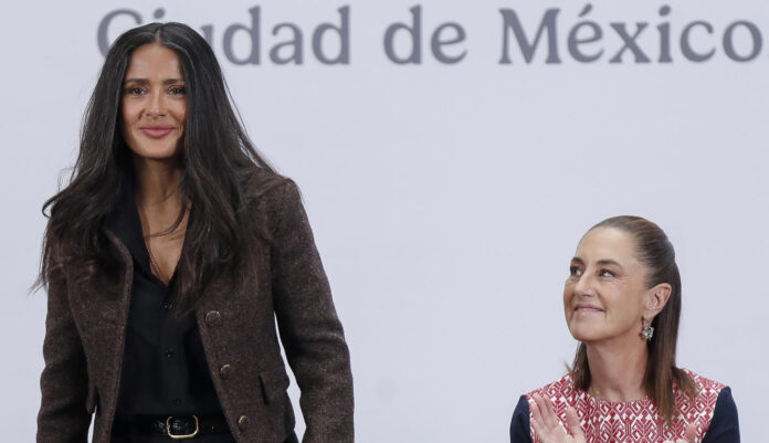 Salma Hayek: "Es momento de contar historias cuando estamos siendo atacados moralmente"