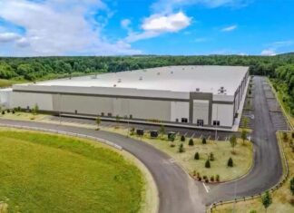 Ciudades de EE. UU. repudian millonario plan de adaptar almacenes en centros migratorios almacenes