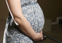 Candidato a gobernador de Florida hace campaña en Tinder y promete permisos de maternidad