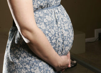 Candidato a gobernador de Florida hace campaña en Tinder y promete permisos de maternidad