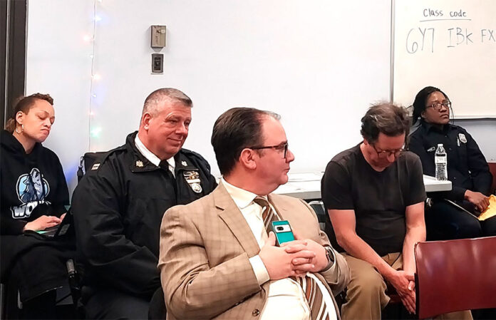 Cómo-Roxborough-enfrenta-crímenes-de-odio-4