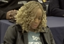 Canciones, carteles y sacrificio: las familias de Filadelfia luchan por sus escuelas carteles