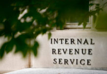Demanda de Trump contra el IRS por $10.000 millones plantea preocupaciones de conflicto de interés