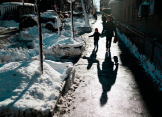 El noreste de EE. UU. se apresura a retirar la nieve mientras otra tormenta llega a la región