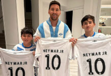 Messi posa al lado de sus hijos con la camisa de Neymar