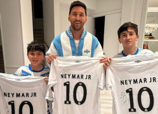 Messi posa al lado de sus hijos con la camisa de Neymar
