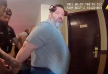 Mientras el ICE se expande, un análisis de AP revela abusos de poder de agentes ICE