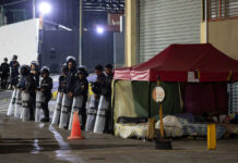 Familiares de presos políticos reclaman retrasos de liberaciones en una cárcel de Caracas Caracas