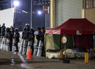 Familiares de presos políticos reclaman retrasos de liberaciones en una cárcel de Caracas Caracas