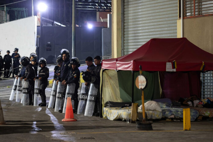 Familiares de presos políticos reclaman retrasos de liberaciones en una cárcel de Caracas Caracas