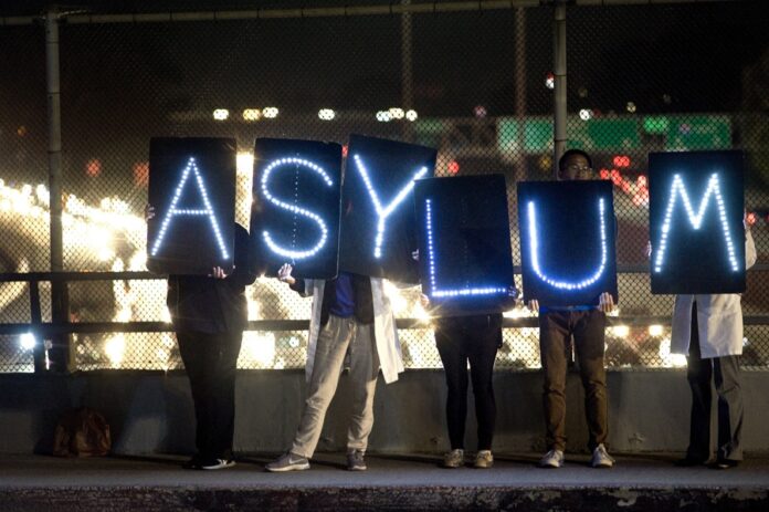 EEUU planea suspender los permisos de trabajo para solicitantes de asilo durante "años" asilo