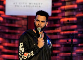 Che Guerrero y sus amigos llenan el Teatro Esperanza de risas, reflexión y comunidad