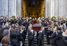 Centenares de personas despiden en Nueva York a Willie Colón entre aplausos y salsa Willie Colón