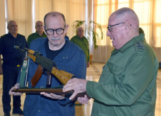 El Gobierno de Cuba entrega un fusil AKM a Silvio Rodríguez «para defender la Patria» fusil AKM
