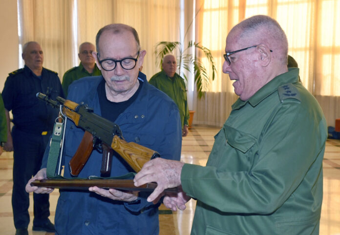El Gobierno de Cuba entrega un fusil AKM a Silvio Rodríguez "para defender la Patria" fusil AKM