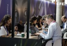 Los ‘teléfonos tontos’ irrumpen en el MWC como la antítesis de los ‘smartphones’