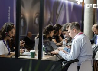Los ‘teléfonos tontos’ irrumpen en el MWC como la antítesis de los ‘smartphones’