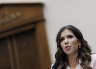 Trump sustituye a la secretaria de Seguridad Nacional en pleno cierre del departamento