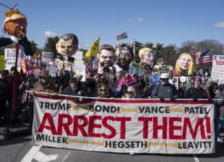 Comienzan las mayores protestas de ‘No Kings’ contra Trump, la guerra en Irán y el ICE No Kings