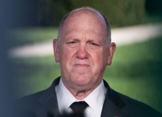 Tom Homan avisa que ICE seguirá en los aeropuertos hasta volver «100 % a la normalidad» ICE