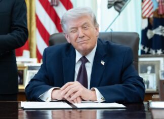 Trump firma una orden ejecutiva para limitar el voto por correo voto