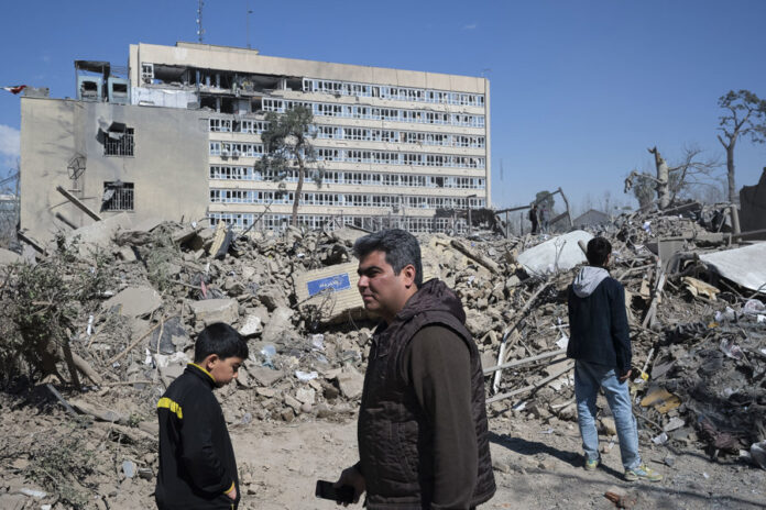 Bombardeos en aeropuertos iraníes y sin rastro de la bomba nuclear: lo último de la guerra