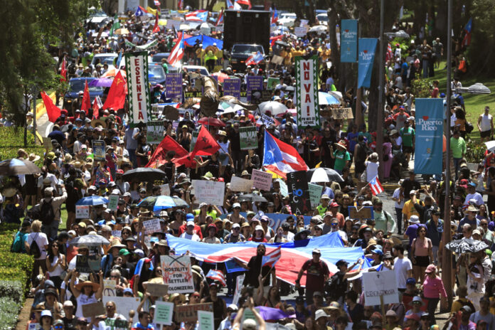 Miles protestan en Puerto Rico contra proyecto turístico-residencial en la costa suroeste turístico