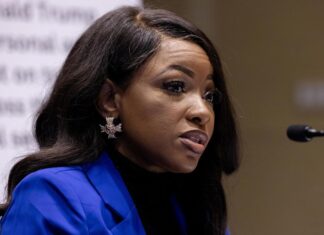 Crockett reconoce la victoria del seminarista Talarico en primarias demócratas en Texas