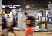 Franquicia de Dunkin’ y Taco Bell pagará 1,5 millones por violar derechos de trabajadores Dunkin