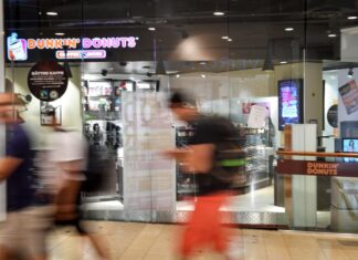 Franquicia de Dunkin’ y Taco Bell pagará 1,5 millones por violar derechos de trabajadores Dunkin