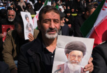 Un desafiante Teherán grita “Jameneí sigue vivo” en el primer viernes sin el líder