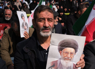 Un desafiante Teherán grita “Jameneí sigue vivo” en el primer viernes sin el líder