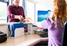 Algunos adultos de mediana edad deciden posponer la atención médica hasta tener Medicare