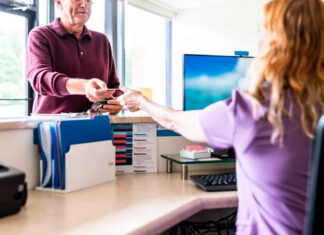 Algunos adultos de mediana edad deciden posponer la atención médica hasta tener Medicare