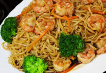 Chow mein con camarones