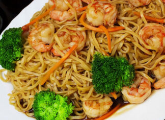 Chow mein con camarones